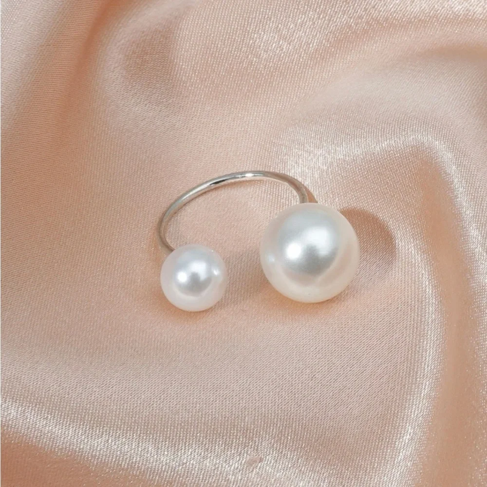 💖5 items for $25 Sale!💖 Faux Pearl Decor Ring - Picture 2 of 3